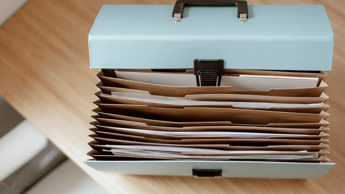 Maletín de documentos cerrado sobre una mesa de trabajo